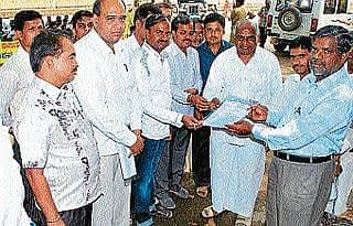 ಚಿನ್ನ-ಬೆಳ್ಳಿಗೆ ವ್ಯಾಟ್ ಕೈಬಿಡಲು ಆಗ್ರಹ