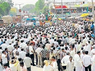 ಈಶ್ವರಪ್ಪ ಟೀಕೆಗೆ ಎಚ್‌ಡಿಕೆ ತಿರುಗೇಟು.ಜೆಡಿಎಸ್ ಬಡ ಅಭ್ಯರ್ಥಿಯನ್ನು ಕಣಕ್ಕಿಳಿಸಿದೆ