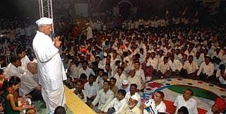 ಅಣ್ಣಾ ಹಜಾರೆ ಆಂದೋಲನಕ್ಕೆ ಮಾರು ಹೋದ ಅಡ್ವಾಣಿ ರಾಜಕೀಯ ಸಿನಿಕರಿಂದ ಅಪಚಾರ