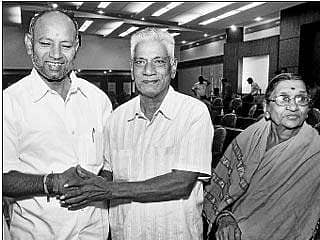 ಡಿಸಿಎಫ್ ಶ್ರೀನಿವಾಸ್ ಪೋಷಕರಿಗೆ ನಿವೇಶನ ಹಸ್ತಾಂತರ