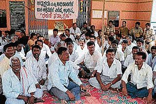 ಕಾಮಗಾರಿ ಅಕ್ರಮ:  ಗ್ರಾ.ಪಂ. ಎದುರು ಧರಣಿ