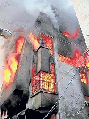 ಬಟ್ಟೆ ಅಂಗಡಿಗೆ ಬೆಂಕಿ: ಐವರ ದಹನ