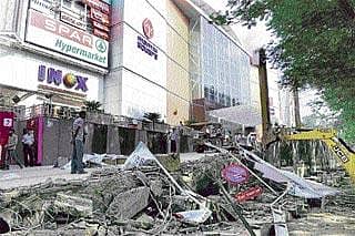 ಮಂತ್ರಿ ಸ್ಕ್ವೇರ್: ಕಾಂಪೌಂಡ್ ತೆರವು