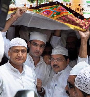 ಅಜ್ಮೇರ್ ಶರೀಫ್ ದರ್ಗಾಕ್ಕೆ ಚಾದರ ಅರ್ಪಿಸಿದ ಸೋನಿಯಾ