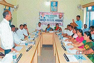 ಸ್ಥಳೀಯರಿಗೆ ಆದ್ಯತೆ ನೀಡಲು ಒಕ್ಕೊರಲ ಆಗ್ರಹ