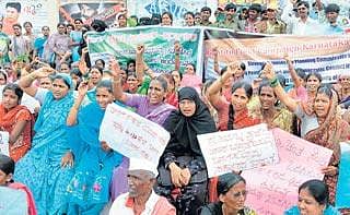 ಅಹ್ಲುವಾಲಿಯ ವಿರುದ್ಧ ಪ್ರತಿಭಟನೆ