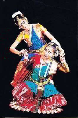 ಸೋದರಿಯರ ರಂಗಪ್ರವೇಶ