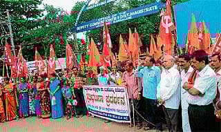 ಪೆಟ್ರೋಲಿಯಂ ಉತ್ಪನ್ನ ಬೆಲೆ ಏರಿಕೆ ವಿರೋಧಿಸಿ ಕಾರ್ಮಿಕ ಸಂಘಟನೆಗಳಿಂದ ಪ್ರತಿಭಟನೆ