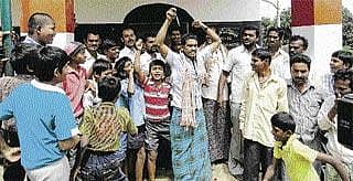 ಹಲ್ಲೆ: ಶಿಕ್ಷಕರ ಅಮಾನತಿಗೆ ಒತ್ತಾಯ