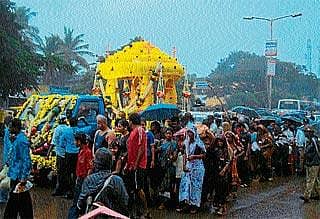 ಮೇರಿ ಮಾತೆ ಜಾತ್ರೆಗೆ ಮಳೆ ಮಧ್ಯೆ ಭಕ್ತರ ದಂಡು