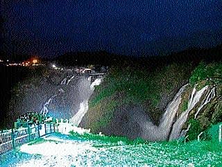 ವಿದ್ಯುತ್ ದೀಪದ ನೆರಳು-ಬೆಳಕಿನಲ್ಲಿ ಜಲಧಾರೆ ದೃಶ್ಯ ಕಾವ್ಯ