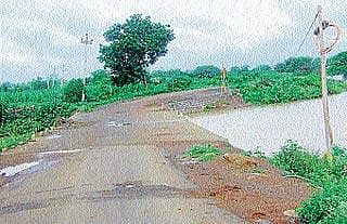 ನಡೆಯದ ಕಾಮಗಾರಿ: ತಪ್ಪದ ಅಪಾಯ