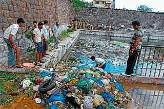ವಿದ್ಯಾರ್ಥಿಗಳಿಂದ ಐತಿಹಾಸಿಕ ಬಾವಿ ಸ್ವಚ್ಛ