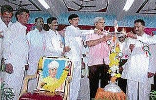 ಗ್ರಾಮೀಣ ವಿದ್ಯಾರ್ಥಿಗಳನ್ನು ಪ್ರೋತ್ಸಾಹಿಸಿ