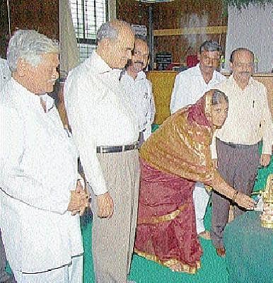 ಶೌಚಾಲಯ ಕಟ್ಟಿಸಿ ಸ್ವಚ್ಛತೆಗೆ ಆದ್ಯತೆ ನೀಡಿ
