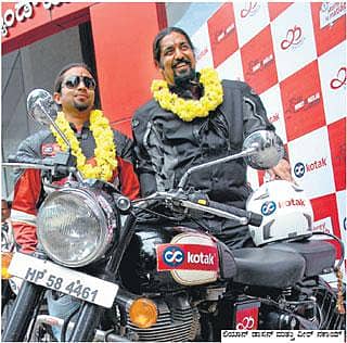 ದುಡ್ಡು ಅರಸಿ ಬೈಕ್ ಮೇಲೆ