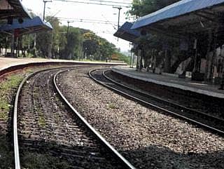 2ನೇ ದಿನಕ್ಕೆ ಕಾಲಿಟ್ಟ ರೈಲು ತಡೆ