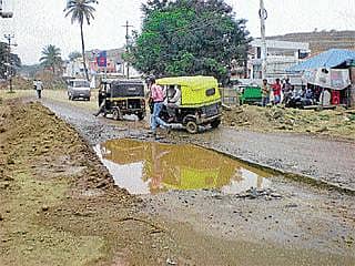 ಕಾಮಗಾರಿ ಸ್ಥಗಿತ: ಸಂಚಾರಕ್ಕೆ ಸಂಚಕಾರ