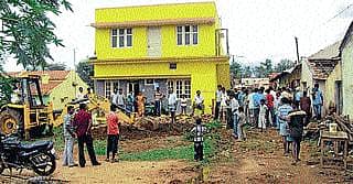 ರಸ್ತೆ ಒತ್ತುವರಿ: ಗ್ರಾಮಸ್ಥರ ಪ್ರತಿಭಟನೆ