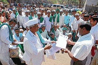 ರಾಜ್ಯ ರೈತ ಸಂಘ-ಹಸಿರು ಸೇನೆ ಎಚ್ಚರಿಕೆ:ಡಿಸಿ ಕಚೇರಿಗೆ ಮುತ್ತಿಗೆ