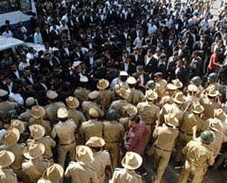 ಮಾಧ್ಯಮ ಪ್ರತಿನಿಧಿ, ಪೊಲೀಸರ ಮೇಲೆ ವಕೀಲರ ದಾಳಿ