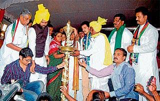 ಉತ್ತರಕ್ಕಾಗಿ ಹರಿದು ಬಂದ ಸಾವಿರ ತೊರೆಗಳು