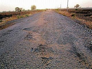 ಸುಧಾರಣೆ ಕಾಣದ ರಸ್ತೆ: ಜನರ ಪರದಾಟ