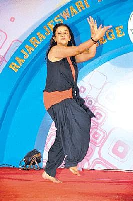 ವಾರ್ಷಿಕೋತ್ಸವದ ರಂಗು