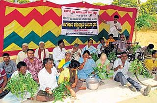 ಬೇವು ತಿಂದು ಅಂಗವಿಕಲರ ಪ್ರತಿಭಟನೆ