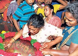 ಗಲ್ಲಿಗಲ್ಲಿಯಲ್ಲೂ ಮೃತ ಆಟಗಾರನಿಗೆ ಶ್ರದ್ಧಾಂಜಲಿ