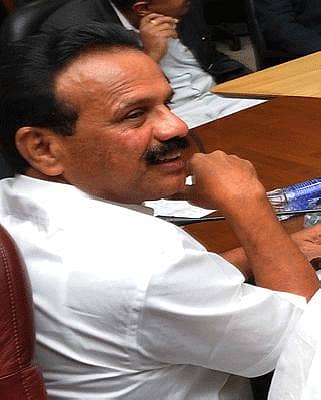 ವಿದೇಶ ಪ್ರವಾಸದಿಂದ ಹಿಂದೆ ಸರಿದ ಡಿವಿಎಸ್