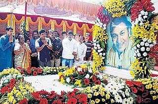 ಡಾ.ರಾಜ್‌ ಸಮಾಧಿಗೆ ಕುಟುಂಬ ಸದಸ್ಯರಿಂದ ನಮನ