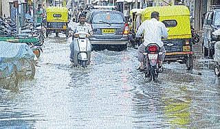ಅನಿರೀಕ್ಷಿತ ಮಳೆಗೆ ಜನಜೀವನ ಅಸ್ತವ್ಯಸ್ತ