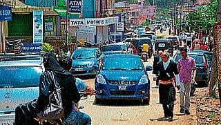 ವಾಹನ ನಿಲುಗಡೆಗೆ ಚಾಲಕರ ಪರದಾಟ!