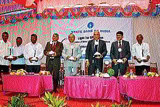 ವಿದ್ಯಾರ್ಥಿಗಳಿಗೆ ಎಸ್ಬಿಐನಿಂದ ಸೋಲಾರ್ ದೀಪದ ಕೊಡುಗೆ