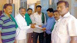 ಸುಳ್ಳು ದಾಖಲೆ ಸೃಷ್ಟಿ: ಕ್ರಮಕ್ಕೆ ಆಗ್ರಹ