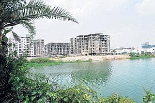 ತ್ಯಾಜ್ಯ, ಒತ್ತುವರಿ ಹಾವಳಿಯಲ್ಲಿ ಕರಗುತಿದೆ ಕೆರೆ