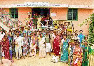 ಉದ್ಯೋಗಕ್ಕೆ ಆಗ್ರಹಿಸಿ ಮಹಿಳೆಯರಿಂದ ಮುತ್ತಿಗೆ