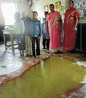 ಗಲ್ಪೇಟೆ ಸರ್ಕಾರಿ ಶಾಲೆಗೆ ನುಗ್ಗಿದ ಮಳೆ ನೀರು:ವಿದ್ಯಾರ್ಥಿ, ಶಿಕ್ಷಕರ ಪರದಾಟ; ಆಕ್ರೋಶ