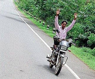 ದ್ವಿಚಕ್ರವಾಹನ ಮೇಲೆ ಹಳ್ಳಿ ಹುಡುಗನ ತಾಲೀಮ