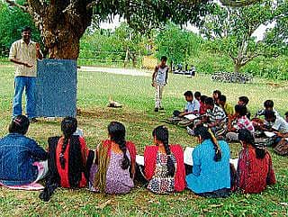 ಮರದಡಿಯಲ್ಲಿ ವಿದ್ಯಾರ್ಥಿಗಳಿಗೆ ಪಾಠ