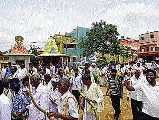 ತಿಪಟೂರಿನಲ್ಲಿ ಮೊಳಗಿತು ಕಲಾವಿದರ ಶಬ್ದಾಕ್ರೋಶ