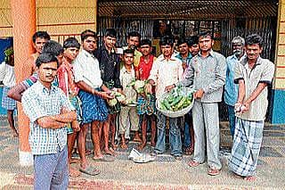 ಅಸಮರ್ಪಕ ಬಿಸಿಯೂಟ: ಗ್ರಾಮಸ್ಥರ ಪ್ರತಿಭಟನೆ