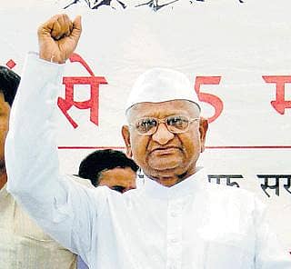 ಅಣ್ಣಾ ತಂಡದ ವಿಸರ್ಜನೆ, ರಾಜಕೀಯ ಪರ್ಯಾಯದೆಡೆಗೆ ಹೆಜ್ಜೆ