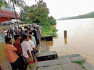 28 ಗಂಟೆಯಿಂದ ಸೇತುವೆ ಮುಳುಗ