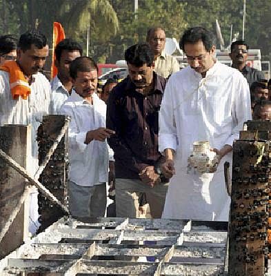 ಸಹಜ ಸ್ಥಿತಿಗೆ ಮುಂಬೈ, ಪುತ್ರನಿಂದ ಚಿತಾಭಸ್ಮ ಸಂಗ್ರಹ