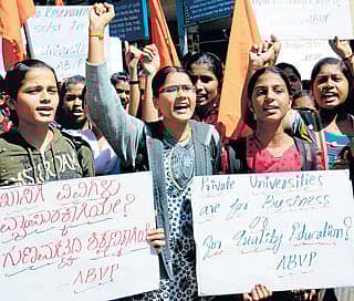 ಖಾಸಗಿ ವಿವಿಗಳ ಸ್ಥಾಪನೆಗೆ ಸ್ಪಷ್ಟ ಮಾರ್ಗಸೂಚಿಗಳನ್ನು ರೂಪಿಸುವಂತೆ ಒತ್ತಾಯಿಸಿ ಅಖಿಲ ಭಾರತೀಯ ವಿದ್ಯಾರ್ಥಿ ಪರಿಷತ್ ಸದಸ್ಯರು ನಗರದ ಮಲ್ಲೇಶ್ವರ 18ನೇ ಅಡ್ಡರಸ್ತೆಯಲ್ಲಿ ಬುಧವಾರ ಪ್ರತಿಭಟನೆ ಮಾಡಿದರು -ಪ್ರಜಾವಾಣಿ ಚಿತ್ರ