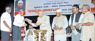 ನಗರದಲ್ಲಿ ಬುಧವಾರ ಆಯೋಜಿಸಿದ್ದ ಸಮಾರಂಭದಲ್ಲಿ `ಮಾಧ್ಯಮ ಕರ್ನಾಟಕ' ಗ್ರಂಥ ಬಿಡುಗಡೆ ಮಾಡಿದ ರಾಜ್ಯಪಾಲ ಎಚ್.ಆರ್.ಭಾರದ್ವಾಜ್ ಕೃತಿಯ ಪ್ರತಿಯನ್ನು ಉದಯಭಾನು ಉನ್ನತ ಅಧ್ಯಯನ ಕೇಂದ್ರದ ಗೌರವ ನಿರ್ದೇಶಕ ಪ್ರೊ. ಎಚ್.ಆರ್.ರಾಮಕೃಷ್ಣ ರಾವ್ ಅವರಿಗೆ ಹಸ್ತಾಂತರಿಸಿದರು. ಉದಯಭಾನು ಕಲಾಸಂಘದ ಅಧ್ಯಕ್ಷ ಬಿ.ಕೃಷ್ಣ, ಹಿರಿಯ ಪತ್ರಕರ್ತ ಡಾ.ಪಾಟೀಲ ಪುಟ್ಟಪ್ಪ, ಕರ್ನಾಟಕ ಗಾಂಧಿ ಸ್ಮಾರಕ ನಿಧಿಯ ಅಧ್ಯಕ್ಷ ಡಾ.ಹೊ.ಶ್ರೀನಿವಾಸಯ್ಯ, ಪತ್ರಕರ್ತ ಸುಗತ ಶ್ರೀನಿವಾಸರಾಜು, `ಮಾಧ್ಯಮ ಕರ್ನಾಟಕ' ಗ್ರಂಥ ಸಂಪಾದಕ ನಾಗೇಶ ಹೆಗಡೆ ಚಿತ್ರದಲ್ಲಿದ್ದಾರೆ -ಪ್ರಜಾವಾಣಿ ಚಿತ್ರ
