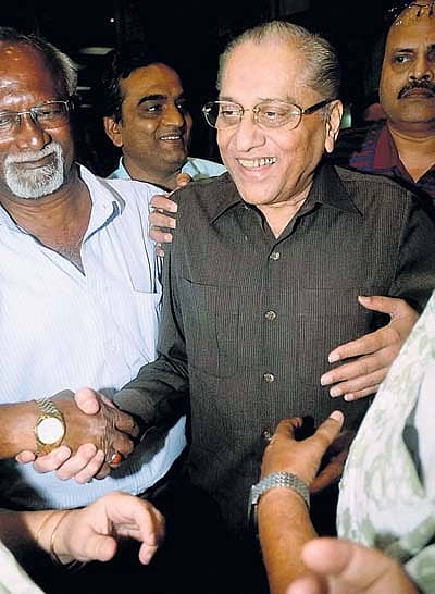 ಭವ್ಯ ಸ್ವಾಗತ... ಬಿಸಿಸಿಐ `ಹಂಗಾಮಿ ಅಧ್ಯಕ್ಷ'ರಾಗಿ ನೇಮಕವಾಗಿರುವ ಜಗಮೋಹನ್ ದಾಲ್ಮಿಯ ಸೋಮವಾರ ಕೋಲ್ಕತ್ತಕ್ಕೆ ಆಗಮಿಸಿದಾಗ ಅವರ ಬೆಂಬಲಿಗರು ಸ್ವಾಗತಿಸಿದ ರೀತಿ 	-ಪಿಟಿಐ ಚಿತ್ರ