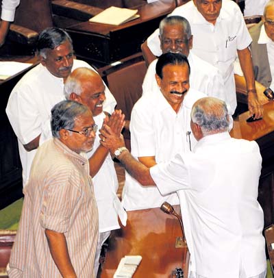 ವಿಧಾನಮಂಡಲದ ಜಂಟಿ ಅಧಿವೇಶನದ ವೇಳೆ ವಿಧಾನಸಭೆಯಲ್ಲಿ ಮಾಜಿ ಮುಖ್ಯಮಂತ್ರಿಗಳಾದ ಬಿ.ಎಸ್. ಯಡಿಯೂರಪ್ಪ, ಡಿ.ವಿ. ಸದಾನಂದ ಗೌಡ, ಶಾಸಕ ಕೆ.ಆರ್. ರಮೇಶ್ಕುಮಾರ್ ತಮಾಷೆಯಲ್ಲಿ ನಿರತರಾಗಿದ್ದ ಸಂದರ್ಭ. ಶಾಸಕ ಎಸ್. ಸುರೇಶ್ಕುಮಾರ್, ವಿಧಾನ ಪರಿಷತ್ ಸದಸ್ಯ ಸೋಮಣ್ಣ ಬೇವಿನಮರದ ಚಿತ್ರದಲ್ಲಿದ್ದಾರೆ. - ಪ್ರಜಾವಾಣಿ ಚಿತ್ರ